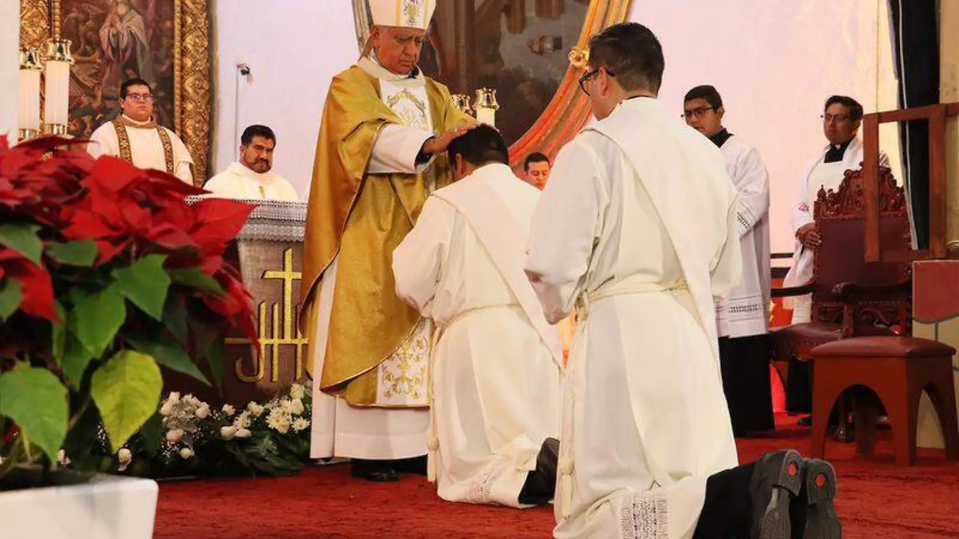 nuevos sacerdores obispo sacerdote